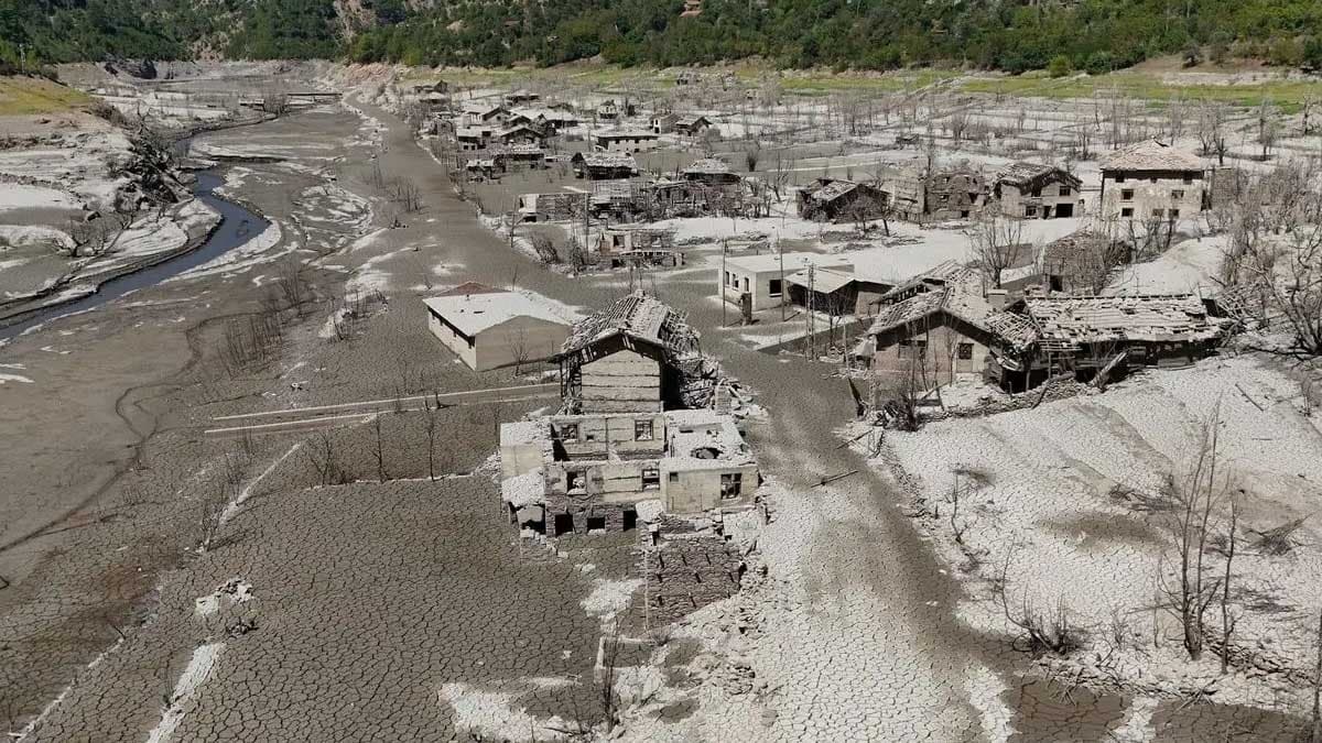 Sütçüler'deki Darıbükü köyü baraj sularının çekilmesiyle gün yüzüne çıktı